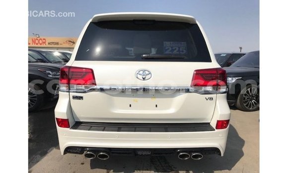Sayi Imported Toyota Land Cruiser White Mota in Import - Dubai a Maseru Sayi Imported Toyota Land Cruiser White Mota in Import - Dubai a Maseru