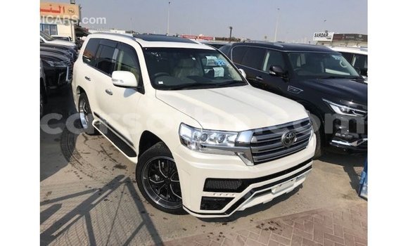 Sayi Imported Toyota Land Cruiser White Mota in Import - Dubai a Maseru Sayi Imported Toyota Land Cruiser White Mota in Import - Dubai a Maseru