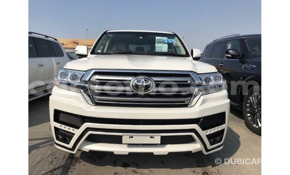 Sayi Imported Toyota Land Cruiser White Mota in Import - Dubai a Maseru Sayi Imported Toyota Land Cruiser White Mota in Import - Dubai a Maseru