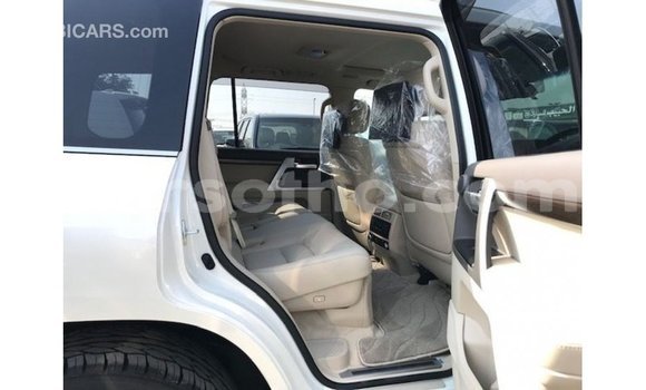 Sayi Imported Toyota Land Cruiser White Mota in Import - Dubai a Maseru Sayi Imported Toyota Land Cruiser White Mota in Import - Dubai a Maseru