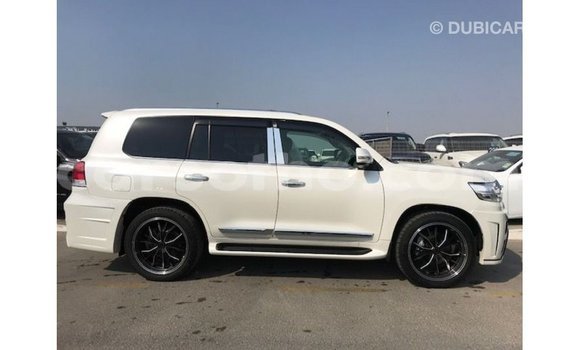 Sayi Imported Toyota Land Cruiser White Mota in Import - Dubai a Maseru Sayi Imported Toyota Land Cruiser White Mota in Import - Dubai a Maseru