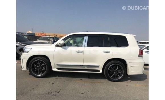 Sayi Imported Toyota Land Cruiser White Mota in Import - Dubai a Maseru Sayi Imported Toyota Land Cruiser White Mota in Import - Dubai a Maseru