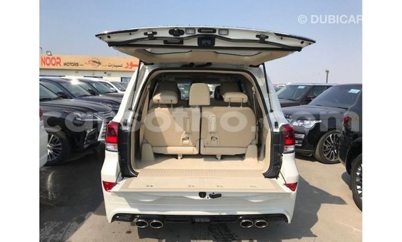 Sayi Imported Toyota Land Cruiser White Mota in Import - Dubai a Maseru Sayi Imported Toyota Land Cruiser White Mota in Import - Dubai a Maseru