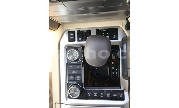 Sayi Imported Toyota Land Cruiser White Mota in Import - Dubai a Maseru Sayi Imported Toyota Land Cruiser White Mota in Import - Dubai a Maseru