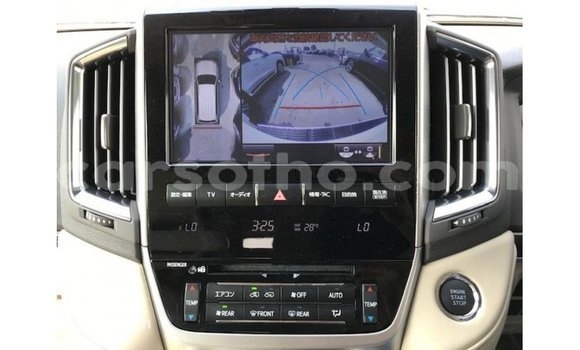 Sayi Imported Toyota Land Cruiser White Mota in Import - Dubai a Maseru Sayi Imported Toyota Land Cruiser White Mota in Import - Dubai a Maseru