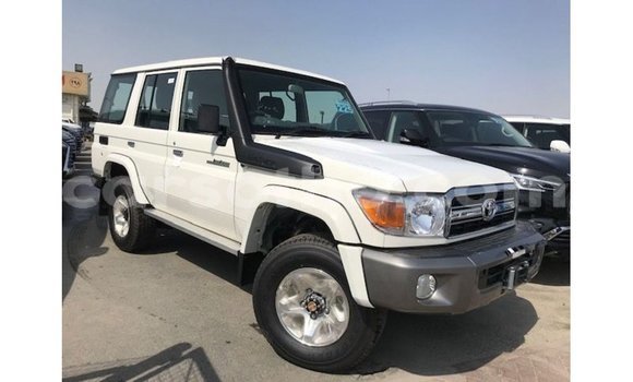 Sayi Imported Toyota Land Cruiser White Mota in Import - Dubai a Maseru Sayi Imported Toyota Land Cruiser White Mota in Import - Dubai a Maseru