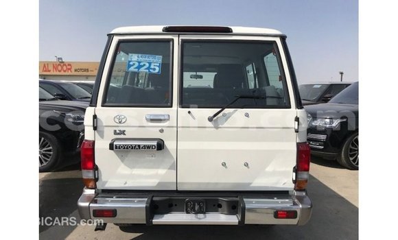 Sayi Imported Toyota Land Cruiser White Mota in Import - Dubai a Maseru Sayi Imported Toyota Land Cruiser White Mota in Import - Dubai a Maseru