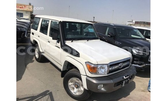 Sayi Imported Toyota Land Cruiser White Mota in Import - Dubai a Maseru Sayi Imported Toyota Land Cruiser White Mota in Import - Dubai a Maseru