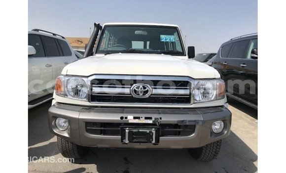 Sayi Imported Toyota Land Cruiser White Mota in Import - Dubai a Maseru Sayi Imported Toyota Land Cruiser White Mota in Import - Dubai a Maseru