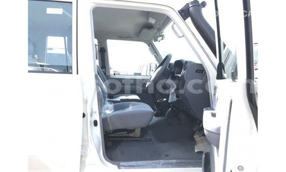Sayi Imported Toyota Land Cruiser White Mota in Import - Dubai a Maseru Sayi Imported Toyota Land Cruiser White Mota in Import - Dubai a Maseru