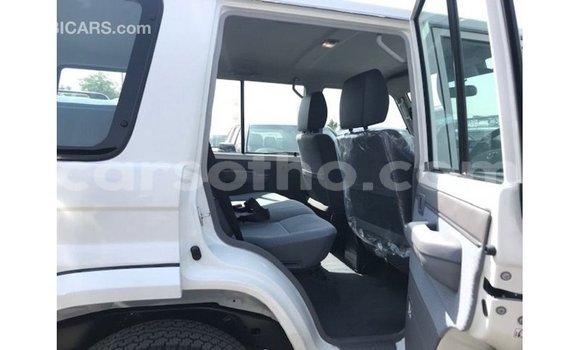 Sayi Imported Toyota Land Cruiser White Mota in Import - Dubai a Maseru Sayi Imported Toyota Land Cruiser White Mota in Import - Dubai a Maseru