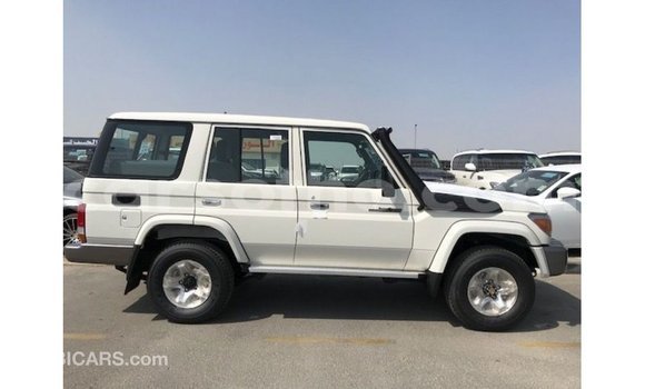 Sayi Imported Toyota Land Cruiser White Mota in Import - Dubai a Maseru Sayi Imported Toyota Land Cruiser White Mota in Import - Dubai a Maseru
