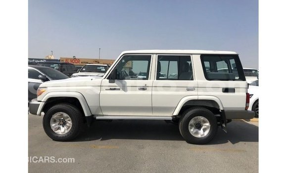 Sayi Imported Toyota Land Cruiser White Mota in Import - Dubai a Maseru Sayi Imported Toyota Land Cruiser White Mota in Import - Dubai a Maseru