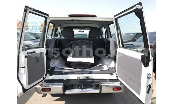 Sayi Imported Toyota Land Cruiser White Mota in Import - Dubai a Maseru Sayi Imported Toyota Land Cruiser White Mota in Import - Dubai a Maseru