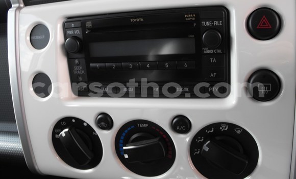 Buy Used Toyota FJ Cruiser White Car in Butha–Buthe in Thaba-Tseka Buy Used Toyota FJ Cruiser White Car in Butha–Buthe in Thaba-Tseka