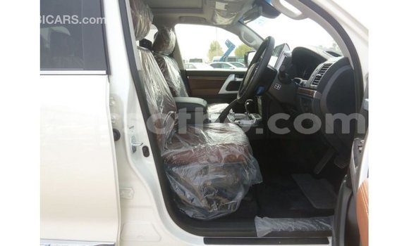 Acheter Import Voiture Toyota Land Cruiser Blanc à Import - Dubai, Maseru Acheter Import Voiture Toyota Land Cruiser Blanc à Import - Dubai, Maseru