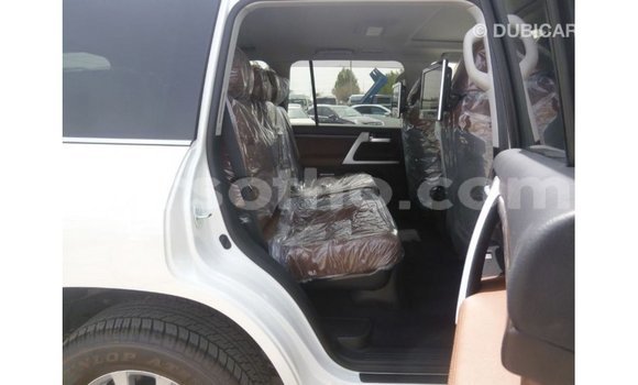 Acheter Import Voiture Toyota Land Cruiser Blanc à Import - Dubai, Maseru Acheter Import Voiture Toyota Land Cruiser Blanc à Import - Dubai, Maseru
