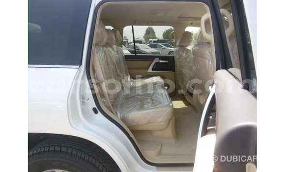 اشتري Imported Toyota Land Cruiser White سيارة في Import - Dubai في Maseru اشتري Imported Toyota Land Cruiser White سيارة في Import - Dubai في Maseru