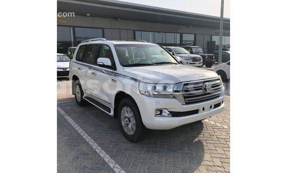 Sayi Imported Toyota Land Cruiser White Mota in Import - Dubai a Maseru Sayi Imported Toyota Land Cruiser White Mota in Import - Dubai a Maseru