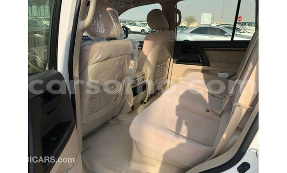 Sayi Imported Toyota Land Cruiser White Mota in Import - Dubai a Maseru Sayi Imported Toyota Land Cruiser White Mota in Import - Dubai a Maseru