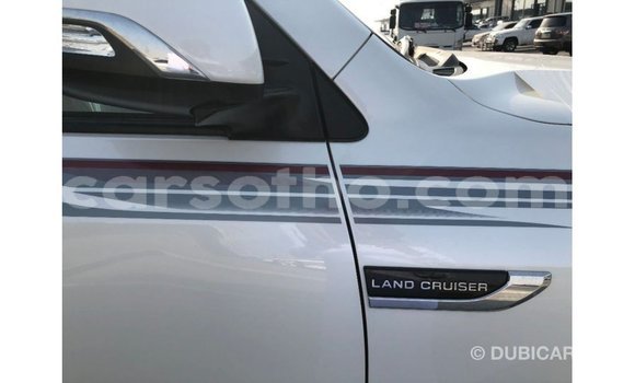 Sayi Imported Toyota Land Cruiser White Mota in Import - Dubai a Maseru Sayi Imported Toyota Land Cruiser White Mota in Import - Dubai a Maseru
