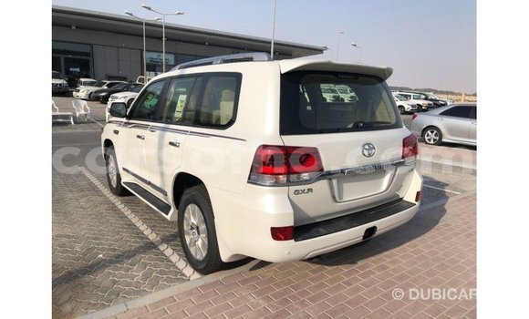 Sayi Imported Toyota Land Cruiser White Mota in Import - Dubai a Maseru Sayi Imported Toyota Land Cruiser White Mota in Import - Dubai a Maseru