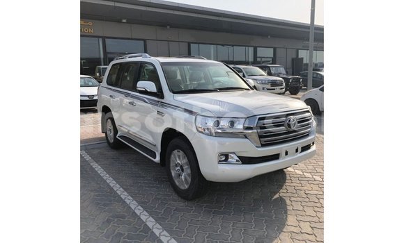 Sayi Imported Toyota Land Cruiser White Mota in Import - Dubai a Maseru Sayi Imported Toyota Land Cruiser White Mota in Import - Dubai a Maseru