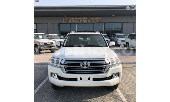 Sayi Imported Toyota Land Cruiser White Mota in Import - Dubai a Maseru Sayi Imported Toyota Land Cruiser White Mota in Import - Dubai a Maseru