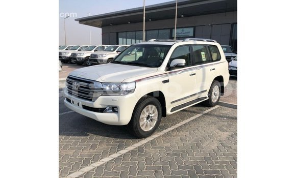 Sayi Imported Toyota Land Cruiser White Mota in Import - Dubai a Maseru Sayi Imported Toyota Land Cruiser White Mota in Import - Dubai a Maseru