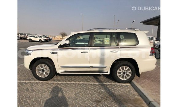 Sayi Imported Toyota Land Cruiser White Mota in Import - Dubai a Maseru Sayi Imported Toyota Land Cruiser White Mota in Import - Dubai a Maseru