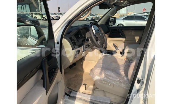 Sayi Imported Toyota Land Cruiser White Mota in Import - Dubai a Maseru Sayi Imported Toyota Land Cruiser White Mota in Import - Dubai a Maseru