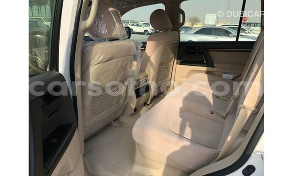 Sayi Imported Toyota Land Cruiser White Mota in Import - Dubai a Maseru Sayi Imported Toyota Land Cruiser White Mota in Import - Dubai a Maseru