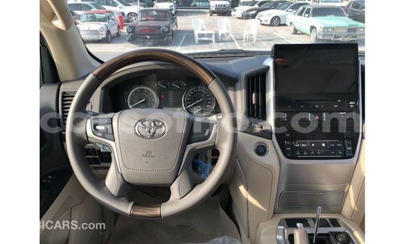 Sayi Imported Toyota Land Cruiser White Mota in Import - Dubai a Maseru Sayi Imported Toyota Land Cruiser White Mota in Import - Dubai a Maseru