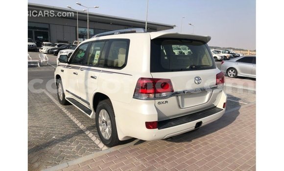 Sayi Imported Toyota Land Cruiser White Mota in Import - Dubai a Maseru Sayi Imported Toyota Land Cruiser White Mota in Import - Dubai a Maseru
