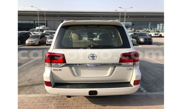 Sayi Imported Toyota Land Cruiser White Mota in Import - Dubai a Maseru Sayi Imported Toyota Land Cruiser White Mota in Import - Dubai a Maseru