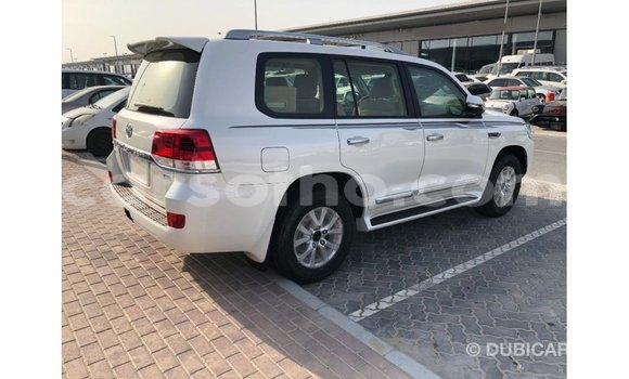 Sayi Imported Toyota Land Cruiser White Mota in Import - Dubai a Maseru Sayi Imported Toyota Land Cruiser White Mota in Import - Dubai a Maseru