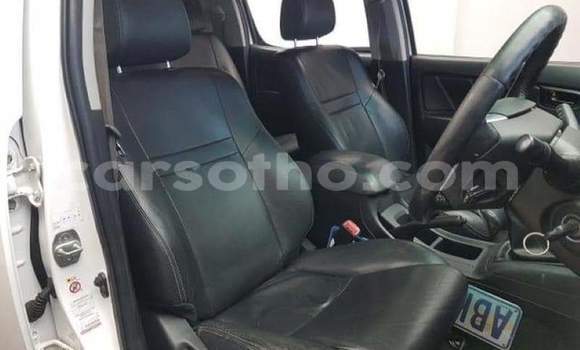 Sayi Na hannu Toyota Hilux White Mota in Maseru a Maseru Sayi Na hannu Toyota Hilux White Mota in Maseru a Maseru