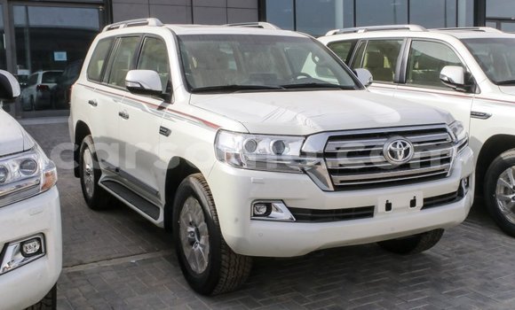 Sayi Imported Toyota Land Cruiser White Mota in Import - Dubai a Maseru Sayi Imported Toyota Land Cruiser White Mota in Import - Dubai a Maseru