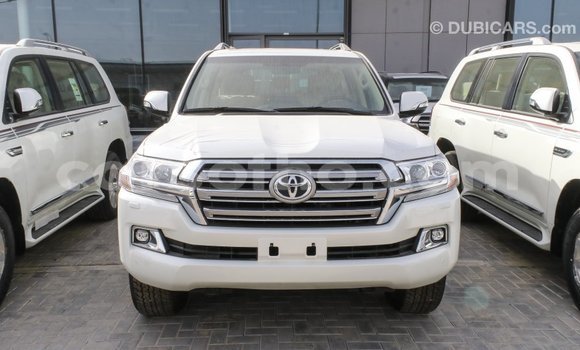 Sayi Imported Toyota Land Cruiser White Mota in Import - Dubai a Maseru Sayi Imported Toyota Land Cruiser White Mota in Import - Dubai a Maseru