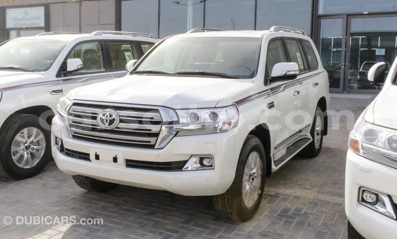 Sayi Imported Toyota Land Cruiser White Mota in Import - Dubai a Maseru Sayi Imported Toyota Land Cruiser White Mota in Import - Dubai a Maseru