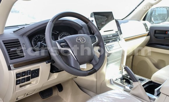 Sayi Imported Toyota Land Cruiser White Mota in Import - Dubai a Maseru Sayi Imported Toyota Land Cruiser White Mota in Import - Dubai a Maseru