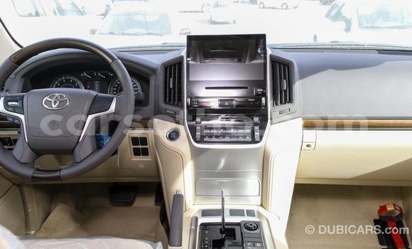 Sayi Imported Toyota Land Cruiser White Mota in Import - Dubai a Maseru Sayi Imported Toyota Land Cruiser White Mota in Import - Dubai a Maseru