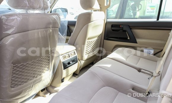 Sayi Imported Toyota Land Cruiser White Mota in Import - Dubai a Maseru Sayi Imported Toyota Land Cruiser White Mota in Import - Dubai a Maseru