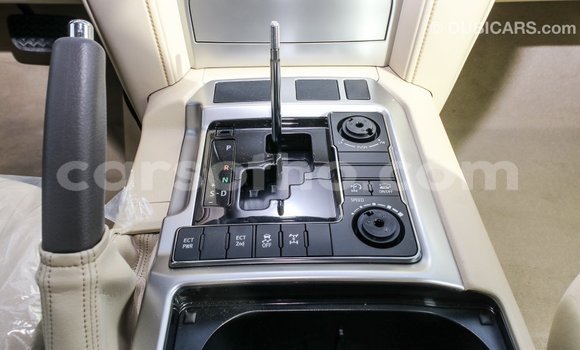 Sayi Imported Toyota Land Cruiser White Mota in Import - Dubai a Maseru Sayi Imported Toyota Land Cruiser White Mota in Import - Dubai a Maseru