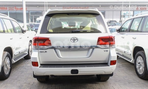Sayi Imported Toyota Land Cruiser White Mota in Import - Dubai a Maseru Sayi Imported Toyota Land Cruiser White Mota in Import - Dubai a Maseru
