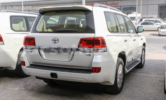 Sayi Imported Toyota Land Cruiser White Mota in Import - Dubai a Maseru Sayi Imported Toyota Land Cruiser White Mota in Import - Dubai a Maseru