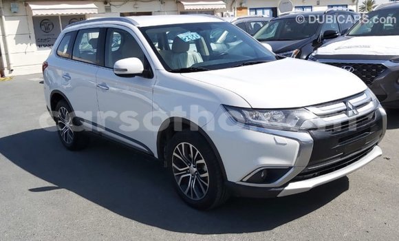 Sayi Imported Mitsubishi Outlander White Mota in Import - Dubai a Maseru Sayi Imported Mitsubishi Outlander White Mota in Import - Dubai a Maseru