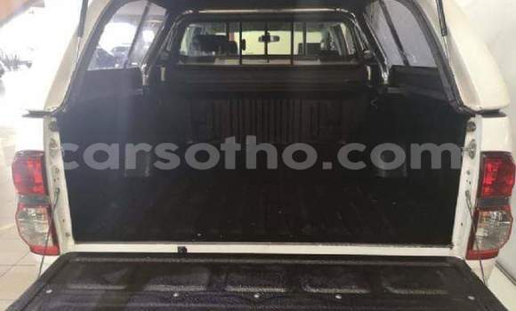 Sayi Na hannu Toyota Hilux White Mota in Maseru a Maseru Sayi Na hannu Toyota Hilux White Mota in Maseru a Maseru