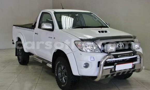 Sayi Na hannu Toyota Hilux White Mota in Maseru a Maseru Sayi Na hannu Toyota Hilux White Mota in Maseru a Maseru