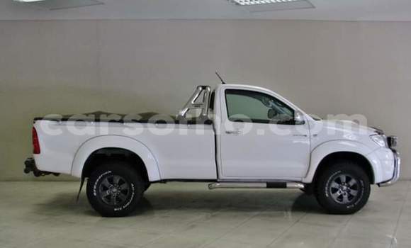 Sayi Na hannu Toyota Hilux White Mota in Maseru a Maseru Sayi Na hannu Toyota Hilux White Mota in Maseru a Maseru